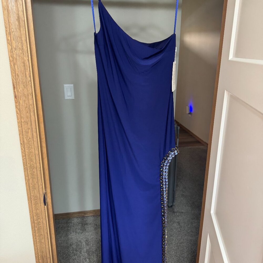 NWT Mac Duggal One Shoulder Gown with Embellished Slit Size M MSRP $358 - Picture 4 of 6